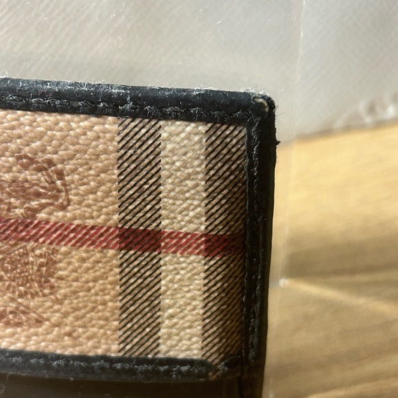 Burberry Card Wallet-Classic stripe imprinted with Burberry logo on the front. - Picture 7 of 9
